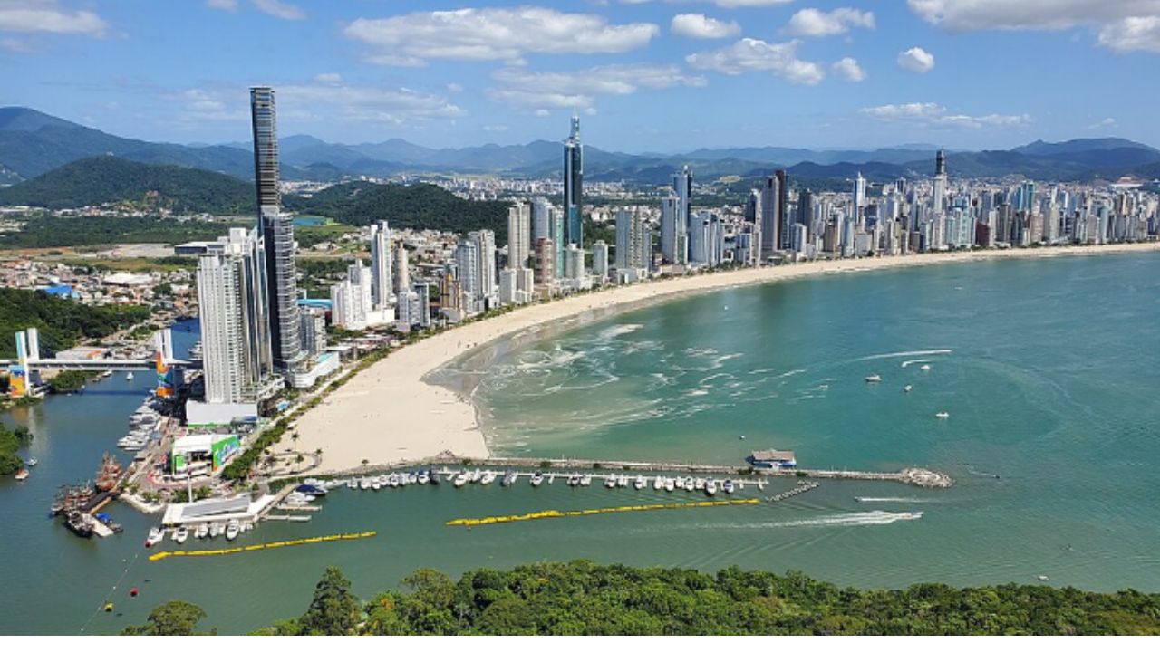 Praia rodeada por prédios Balneário Camburiú