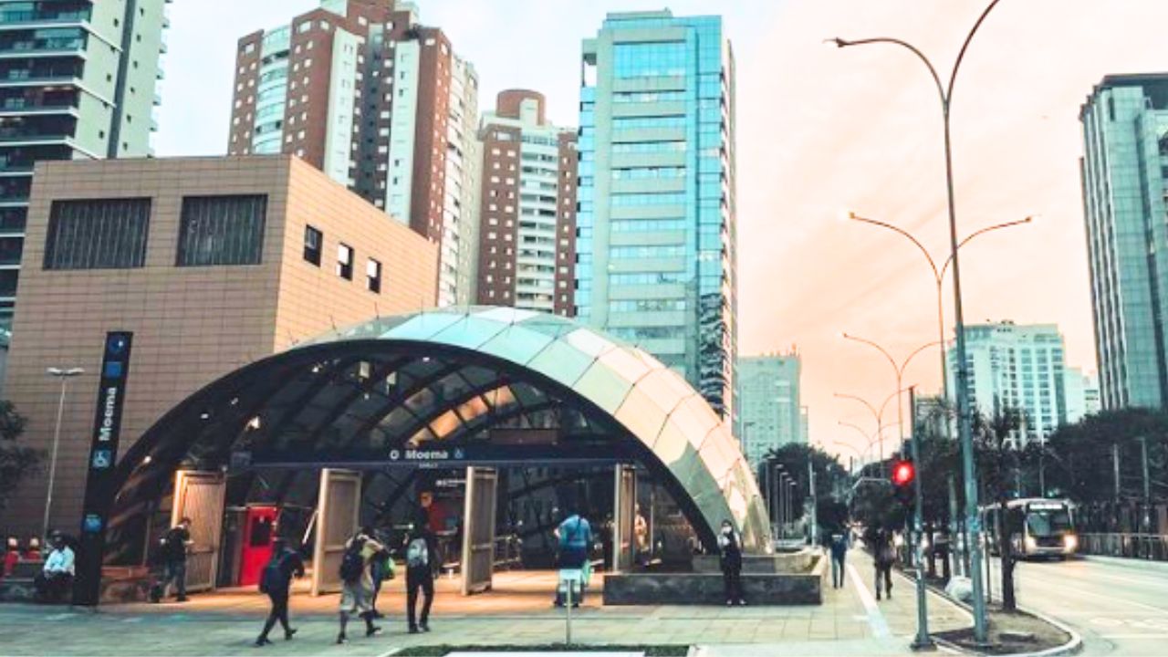 fachada da estação de metro no bairro de moema sp