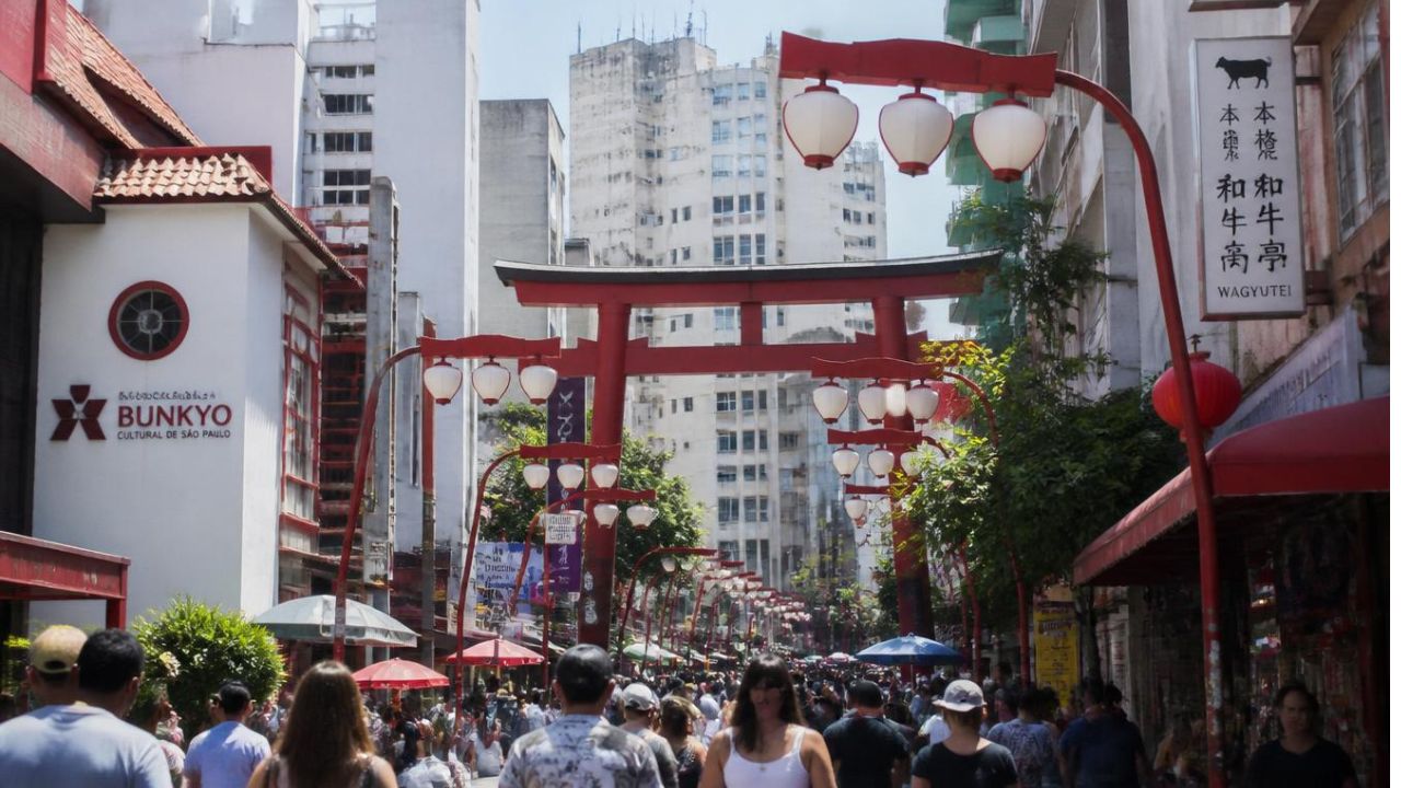 rua com pessoas no bairro da liberdade sp